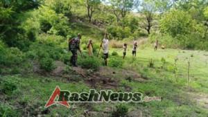 Babinsa Kawangu Himbau Gotong Royong Saat Bantu Warga Tanam Jagung