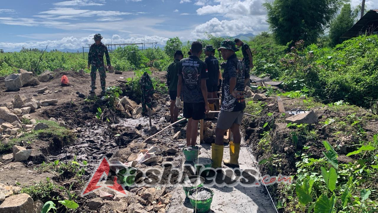 Wujud kemanunggalan TNI dengan rakyat Personel Yonif TP 834/WM bersinergi bersama masyarakat Desa Aaeramo melaksanakan pembangunan saluran irigasi guna mengatasi kekurangan air di lahan perkebunan warga