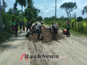 Babinsa Koramil Biudukfoho dan Warga Gotong Royong Timbun Jalan Desa