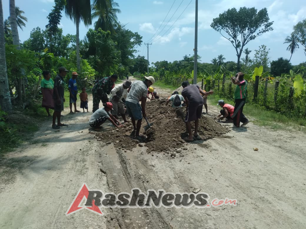 Babinsa Koramil Biudukfoho dan Warga Gotong Royong Timbun Jalan Desa