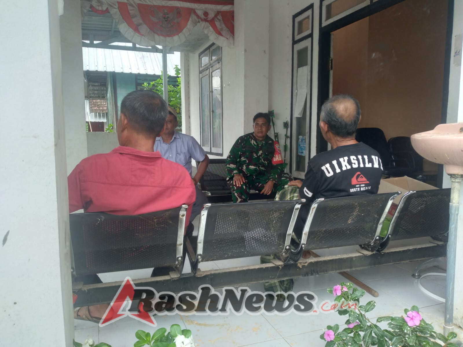 Komsos Babinsa Desa Desaloka Wujudkan Hubungan Harmonis TNI dan Aparat Desa