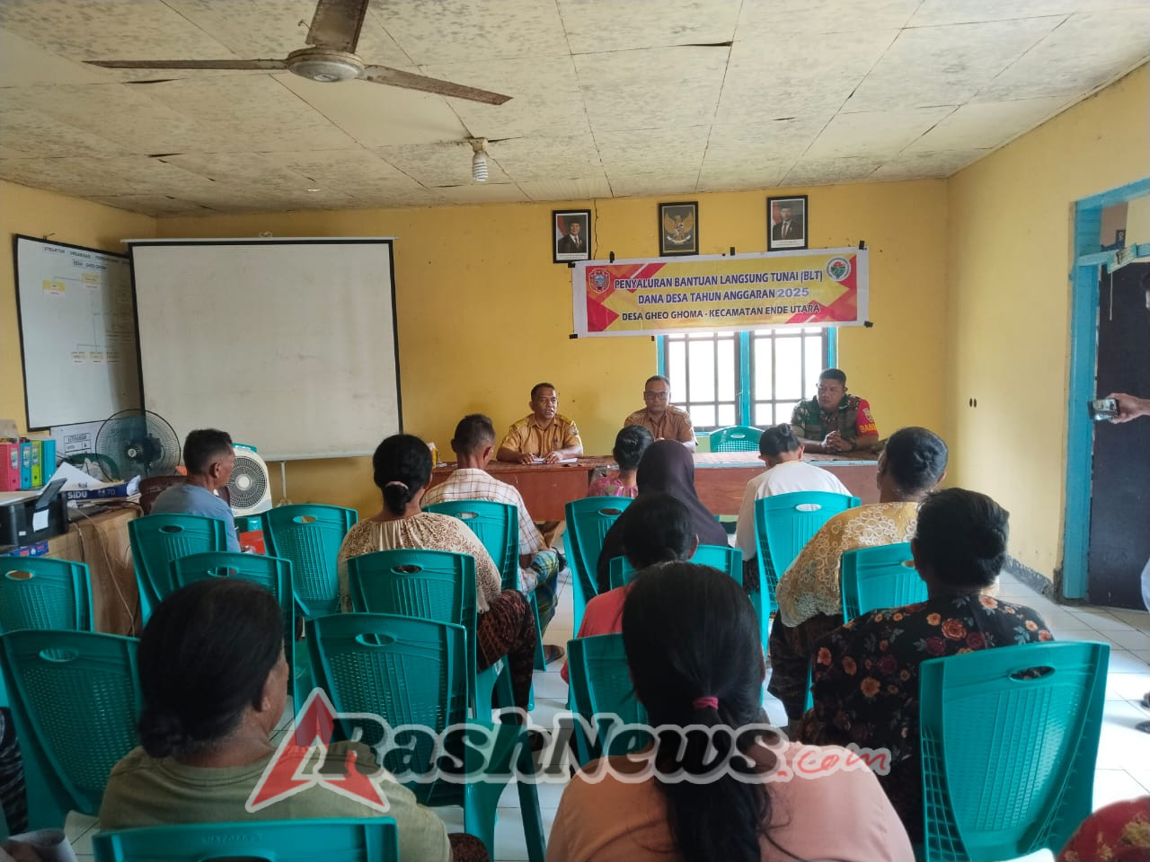 Penyaluran BLT di Desa Gheo Ghoma Berjalan Lancar dengan Pengamanan Babinsa