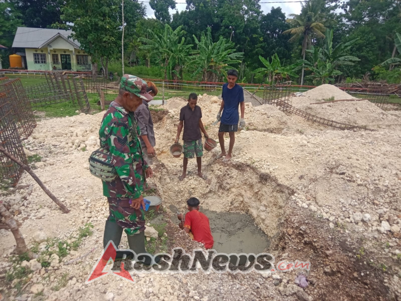 Babinsa Koramil 02/Walakaka Pantau Pembangunan Koperasi Desa Merah Putih di Desa Rajaka