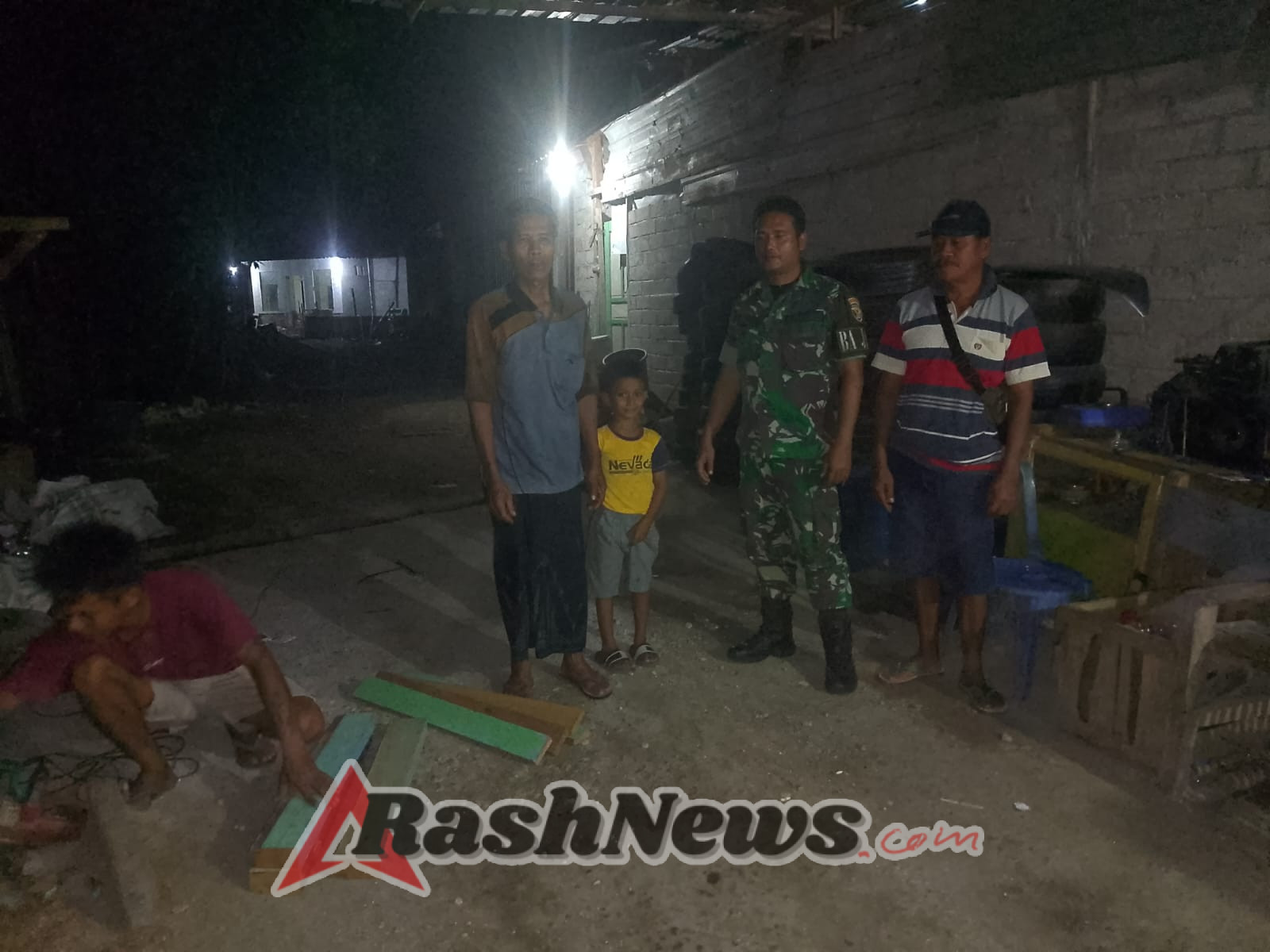 Patroli Malam Babinsa Ciptakan Rasa Aman di Wilayah Desa Tuananga