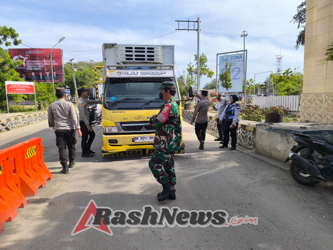 Sinergi TNI–Polri Amankan Arus Nataru Melalui Apel Gabungan di Pelabuhan Poto Tano