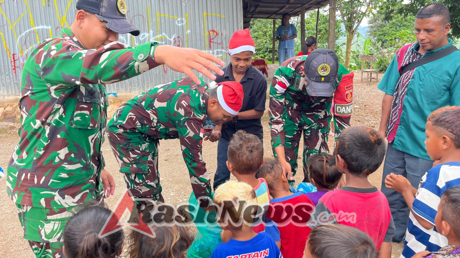 Rayakan Natal Bersama Anak-Anak, Pos Fohululik Satgas Pamtas Tebarkan Kebahagiaan