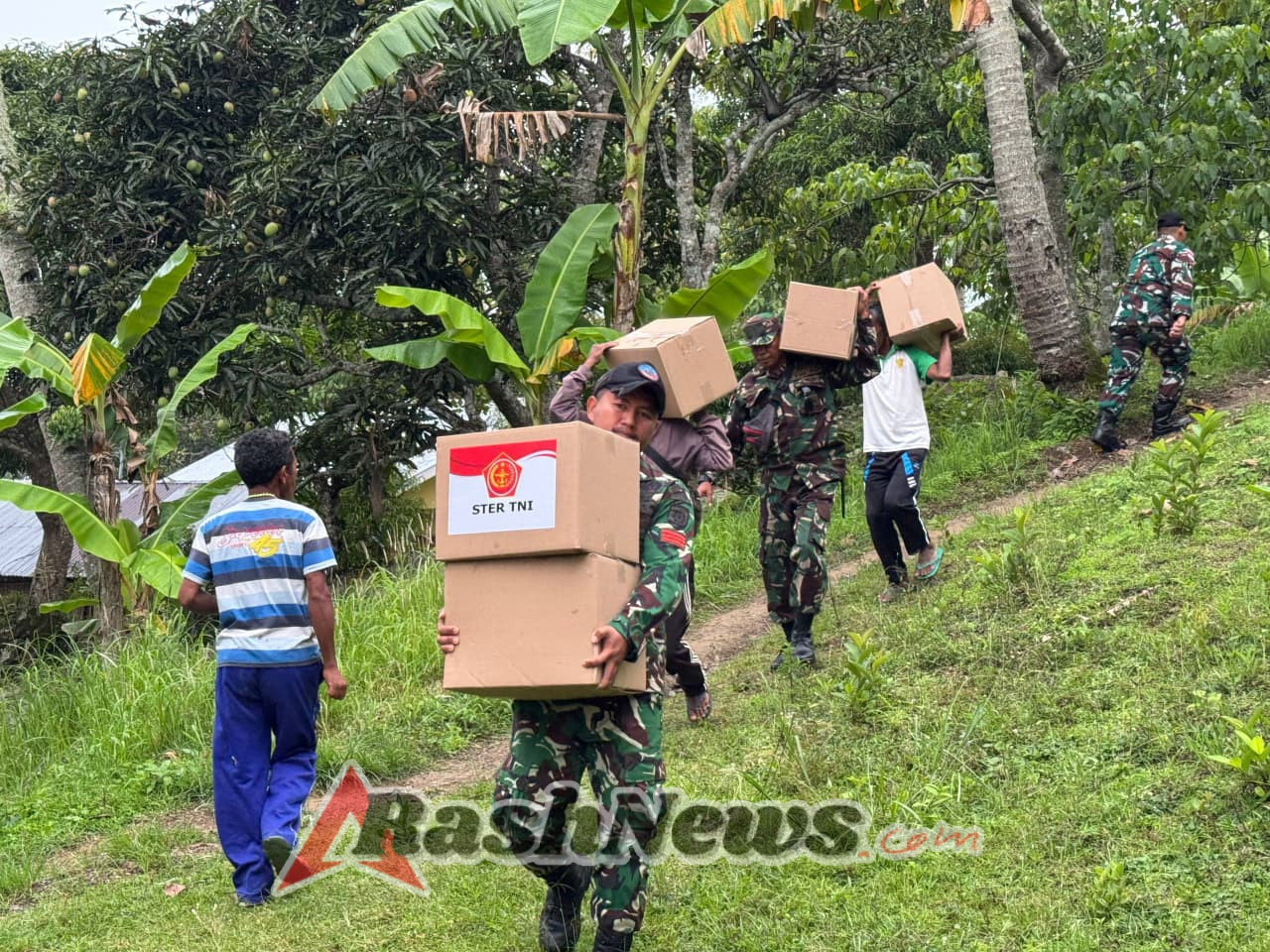 Peduli Masyarakat, Satgas Pamtas Yonarhanud 2 Kostrad Bagikan Sembako