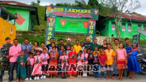 Kehangatan Natal Terasa di Henes, Pos Lakmars Berbagi Hadiah