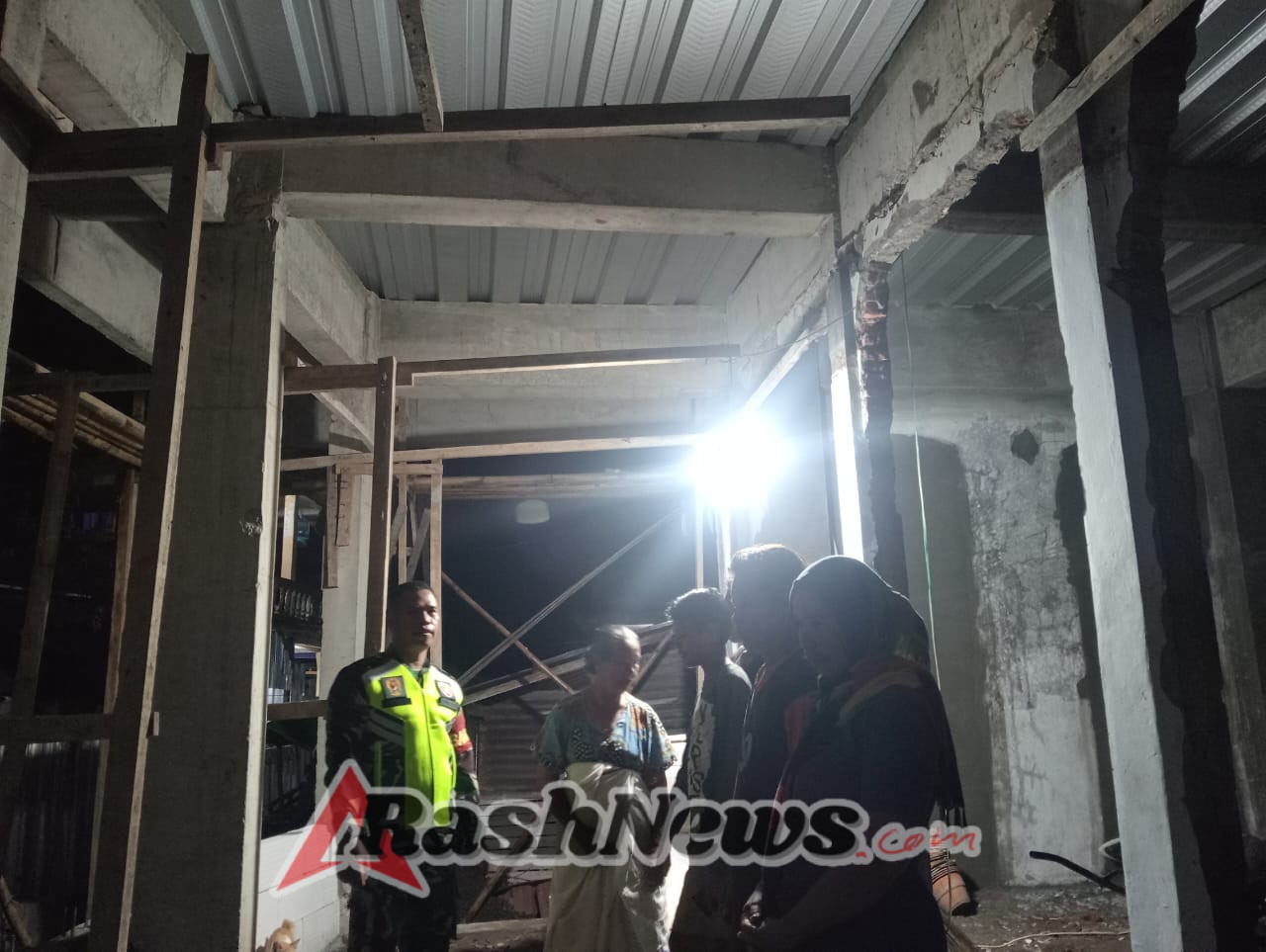 Ronda Malam Bersama Warga, Babinsa Donggo Wujudkan Lingkungan Aman dan Sehat