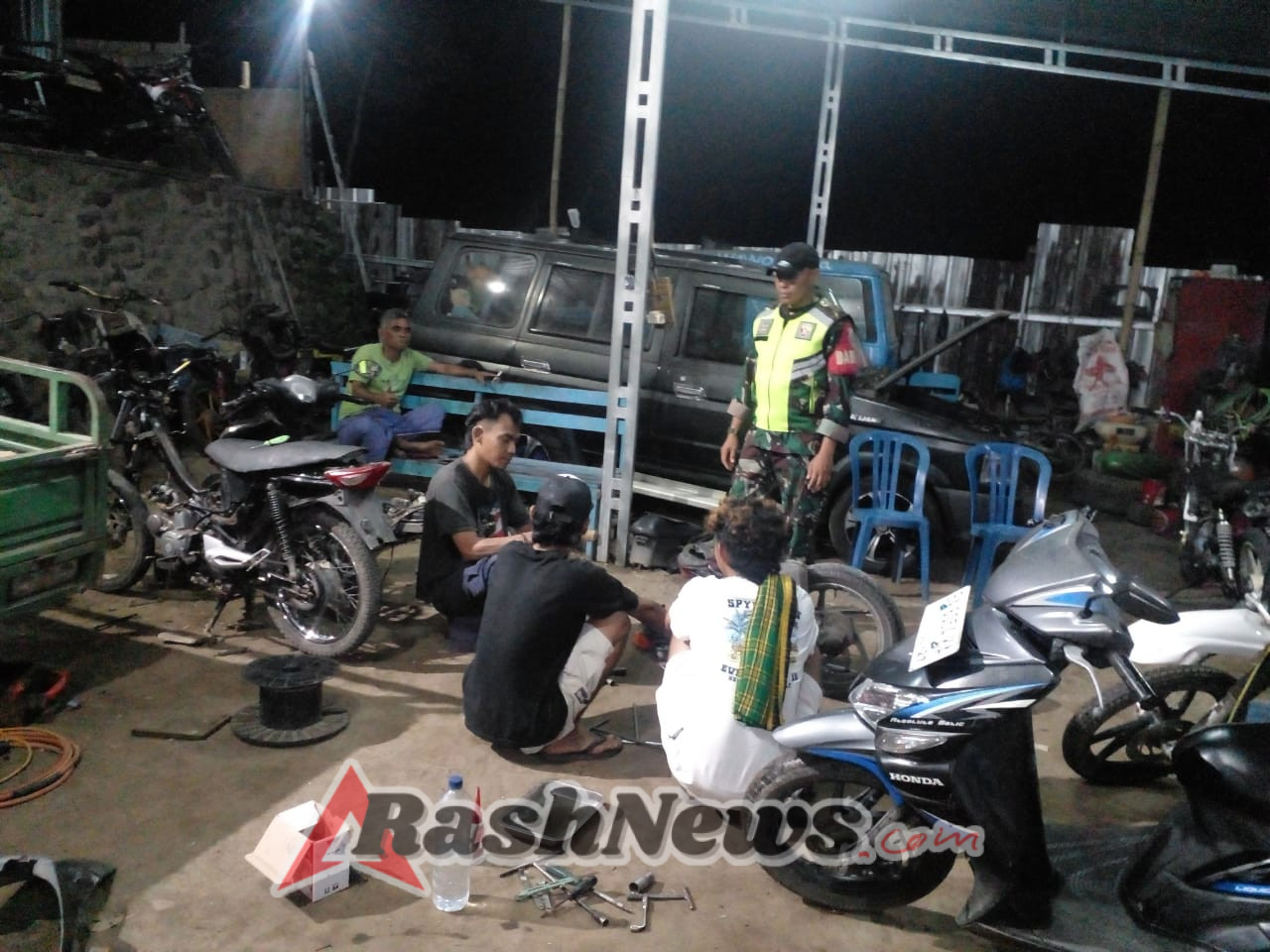 Babinsa Wawo Ajak Warga Jauhi Narkoba dan Jaga Kerukunan Lewat Ronda Malam