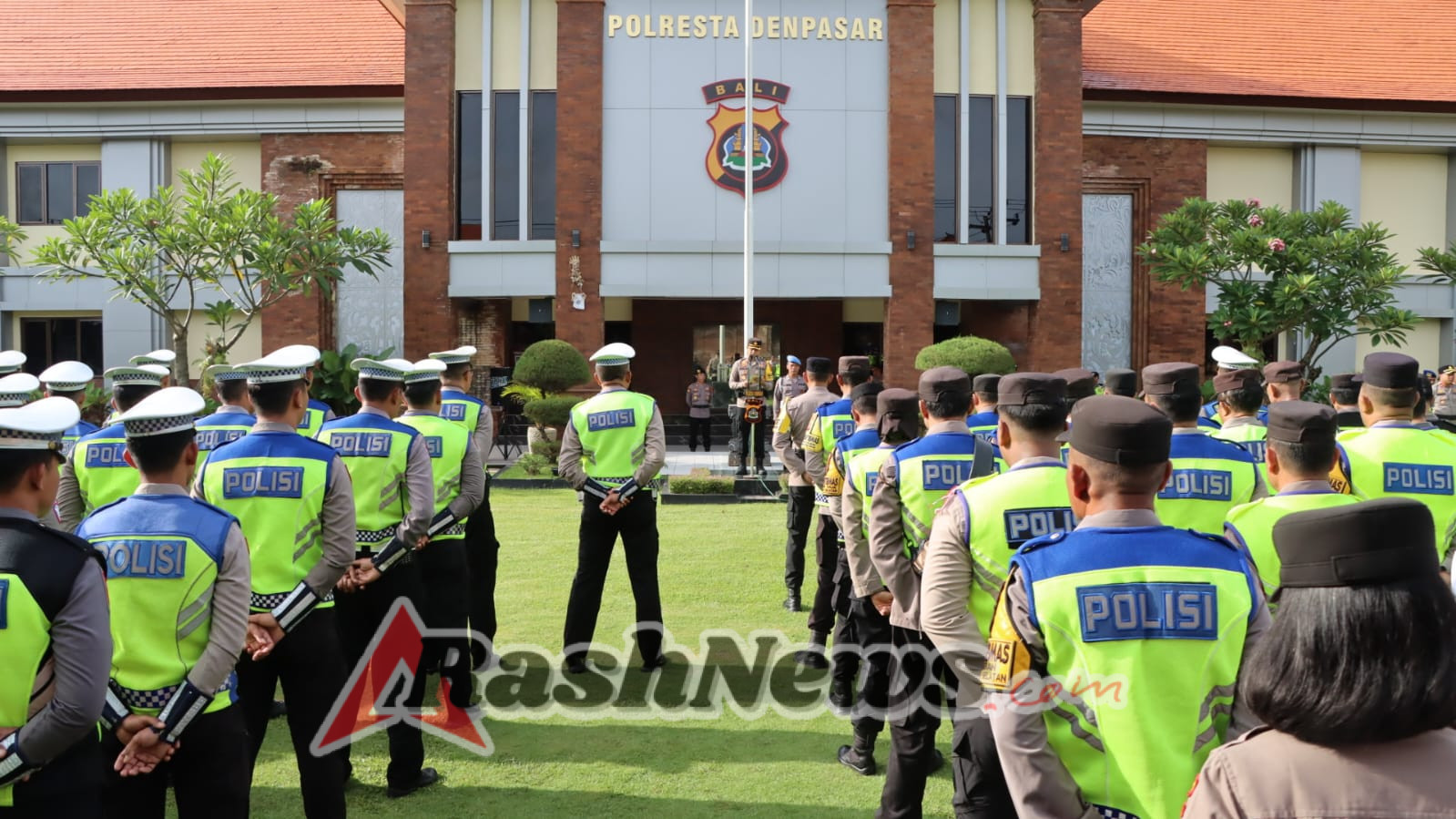Pengamanan Malam Tahun Baru 2026 Polresta Denpasar Laksanakan Apel Gelar Pasukan