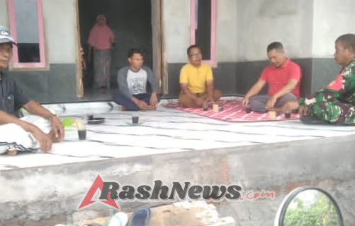 Melalui Komsos, Babinsa Mamben Lauk Perkuat Sinergi Aparat Desa dan Warga