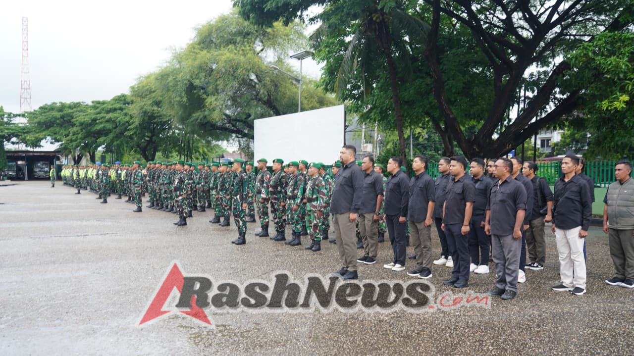 Perkuat Kesiapsiagaan Wilayah, Danrem 161/Wirasakti Pimpin Apel dan Penyerahan Rompi Babinsa