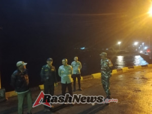 Babinsa Laksanakan Komsos dan Pamwil Saat Kapal Darma Rucitra VIII Bersandar di Ende