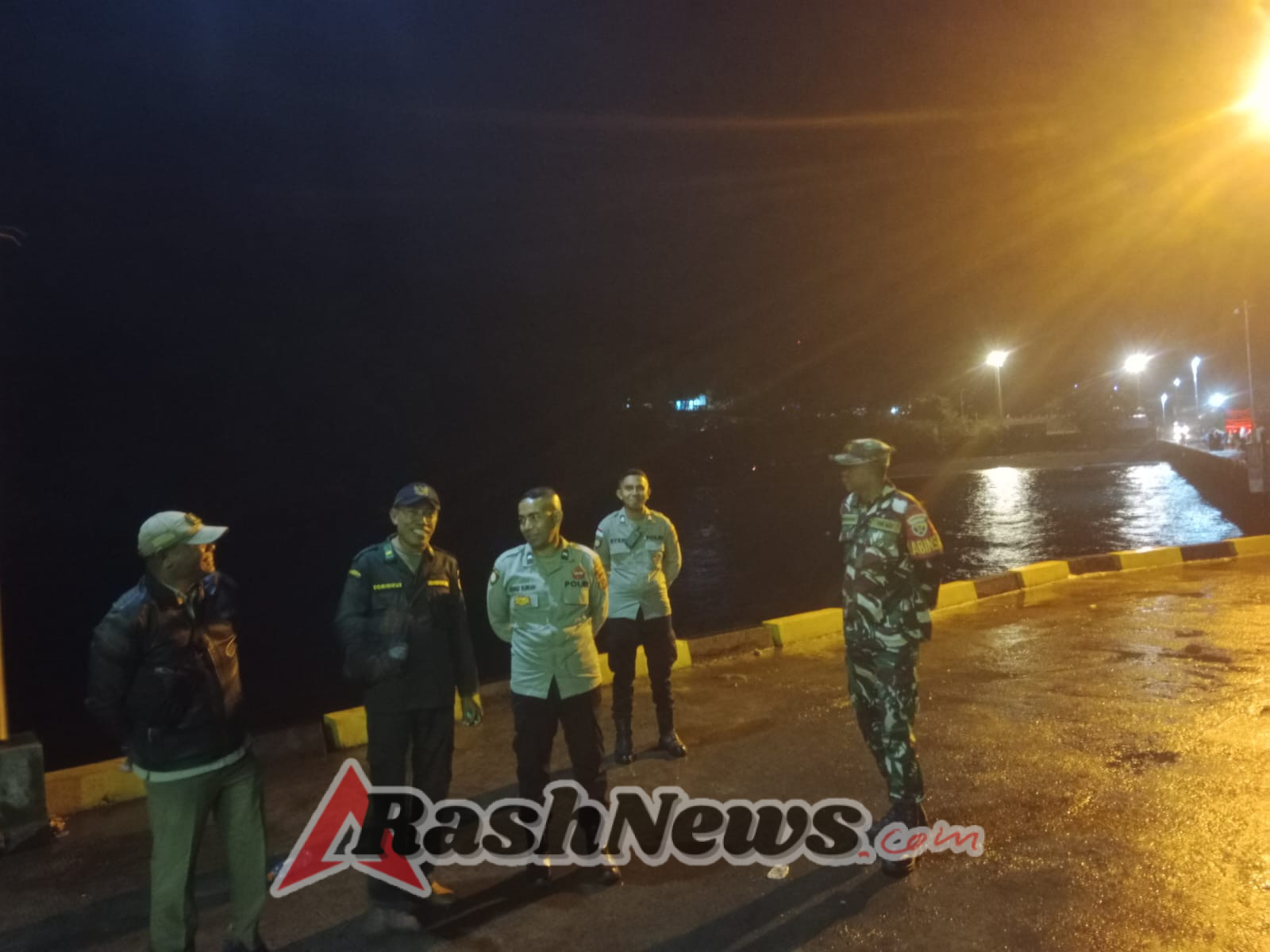 Babinsa Laksanakan Komsos dan Pamwil Saat Kapal Darma Rucitra VIII Bersandar di Ende