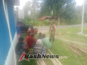 Babinsa Koramil 1602-04/Maurole Pastikan Keamanan Desa Ngalukoja Tetap Kondusif