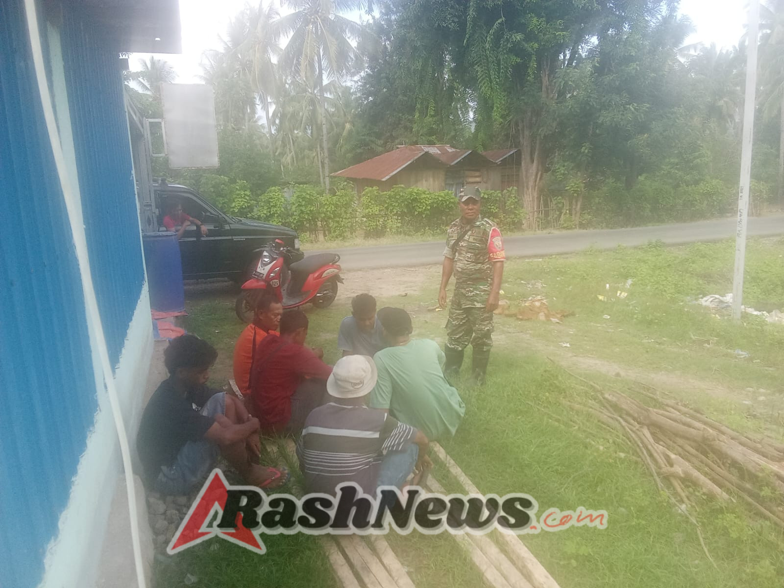 Babinsa Koramil 1602-04/Maurole Pastikan Keamanan Desa Ngalukoja Tetap Kondusif