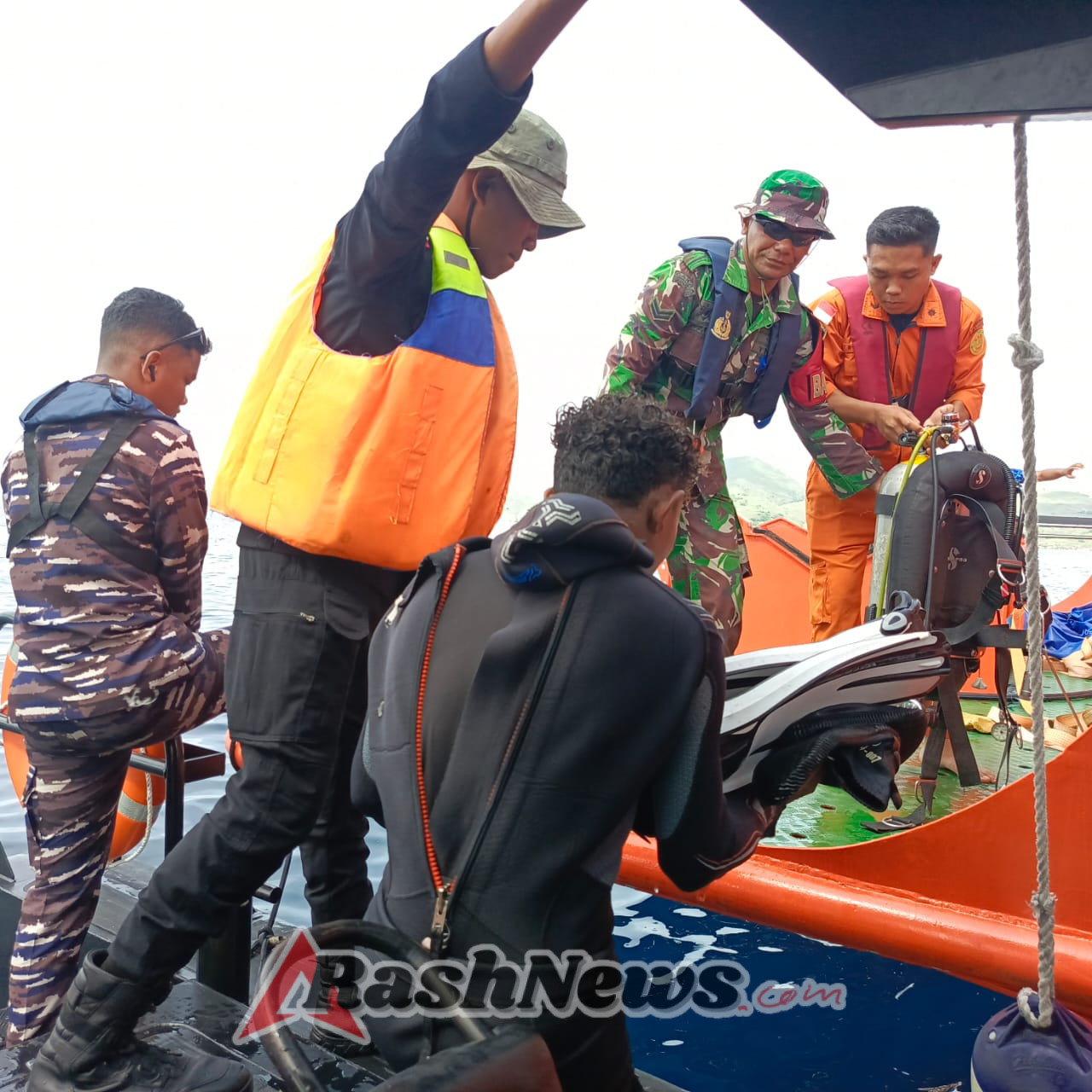 Ops SAR Hari Ke-3: Personel Koramil 1630-01/Komodo Fokus Sisir Perairan Pulau Padar Cari 3 WNA Asal Spanyol