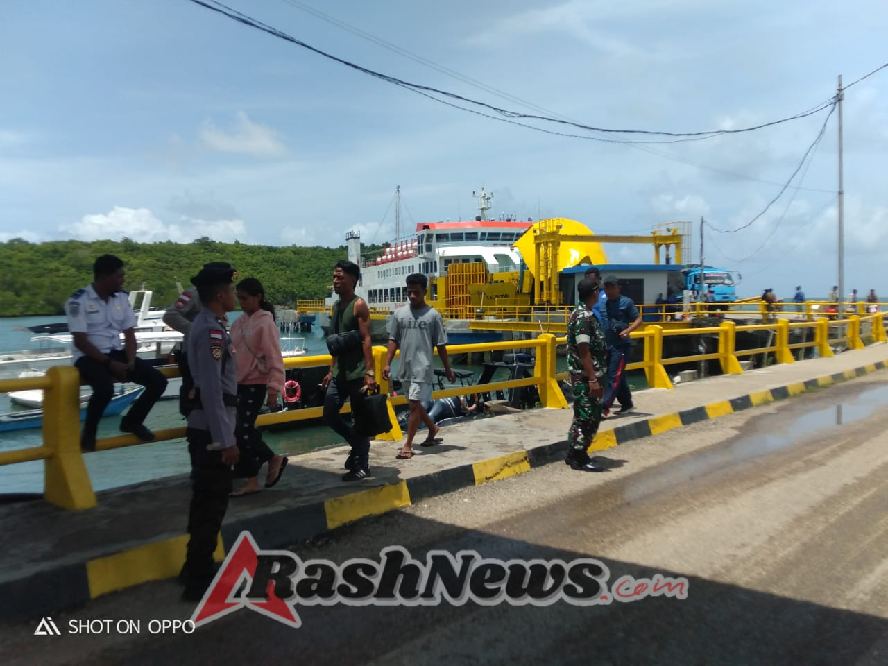 Pastikan Keamanan Transportasi Laut, Babinsa Awasi Aktivitas KMP Kalibodri di Rote Ndao
