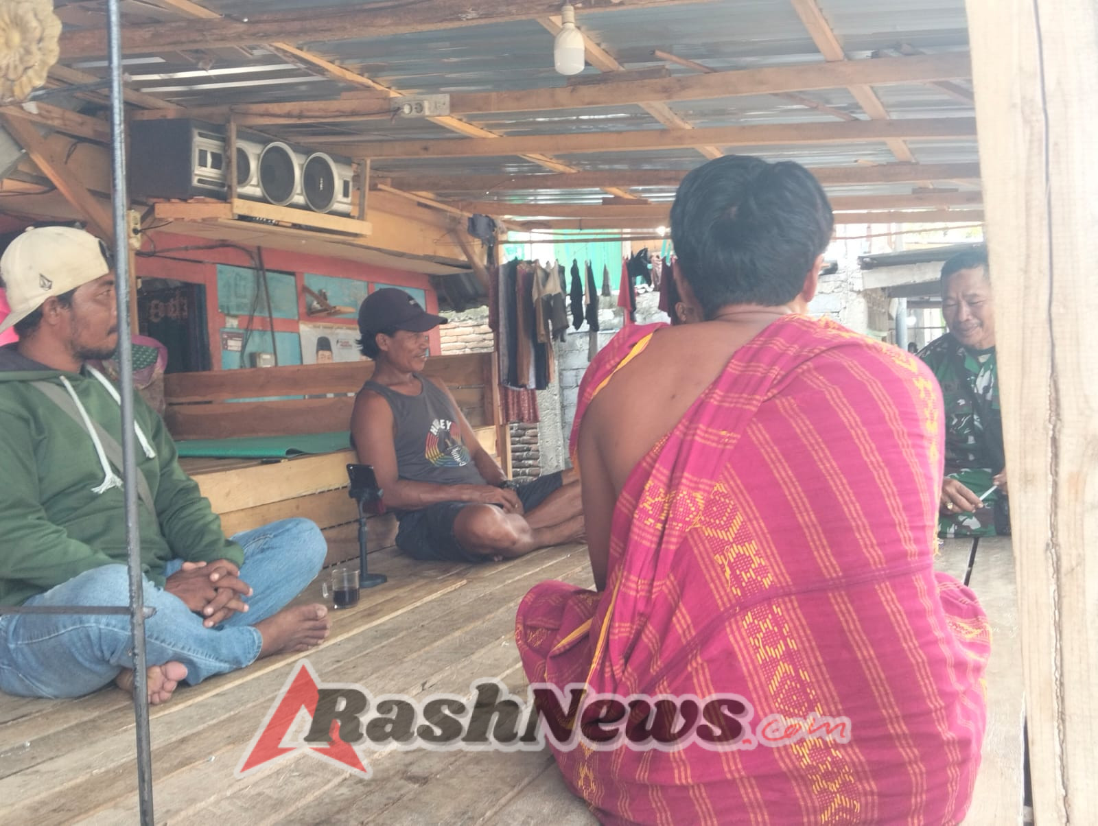 Babinsa Desa Bakajaya Pererat Silaturahmi Lewat Komsos dengan Warga