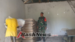 Babinsa Koramil Batutua Pastikan Penerimaan Material KDKMP Berjalan Aman dan Tertib