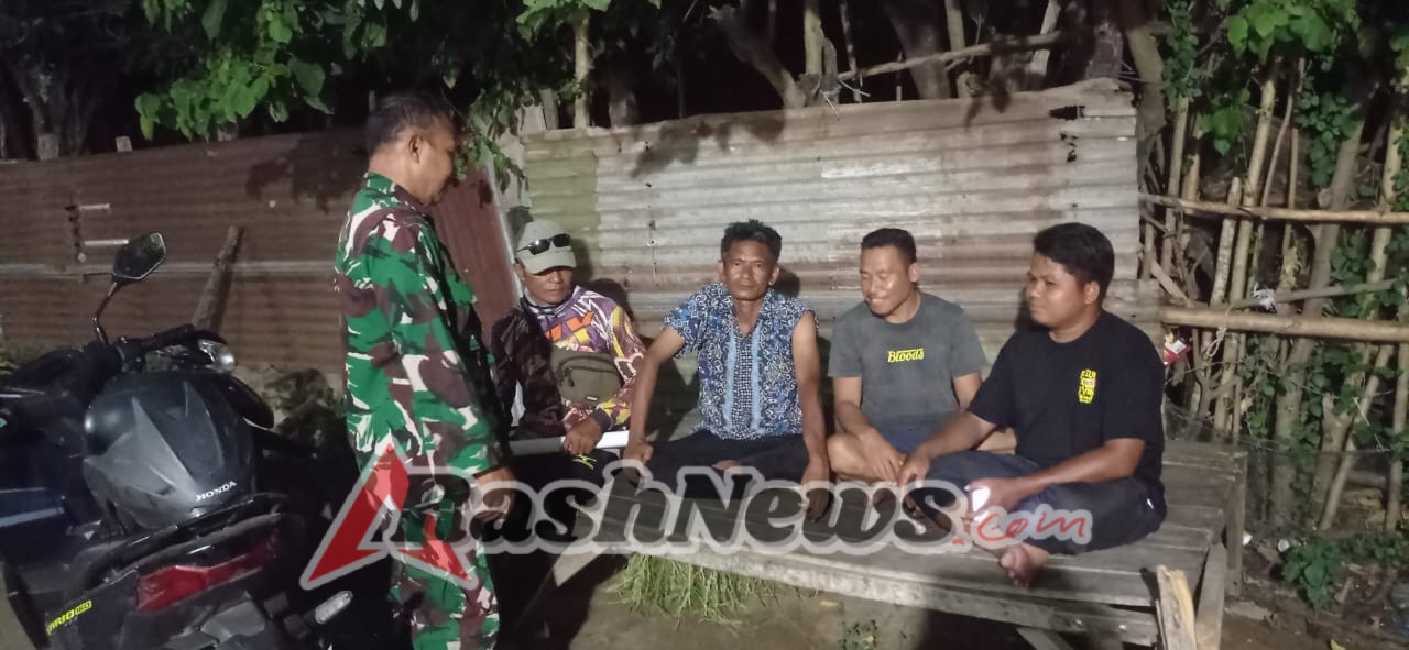 Babinsa Koramil 1614-01 Dompu Bangun Komunikasi dengan Remaja Lewat Ronda Malam