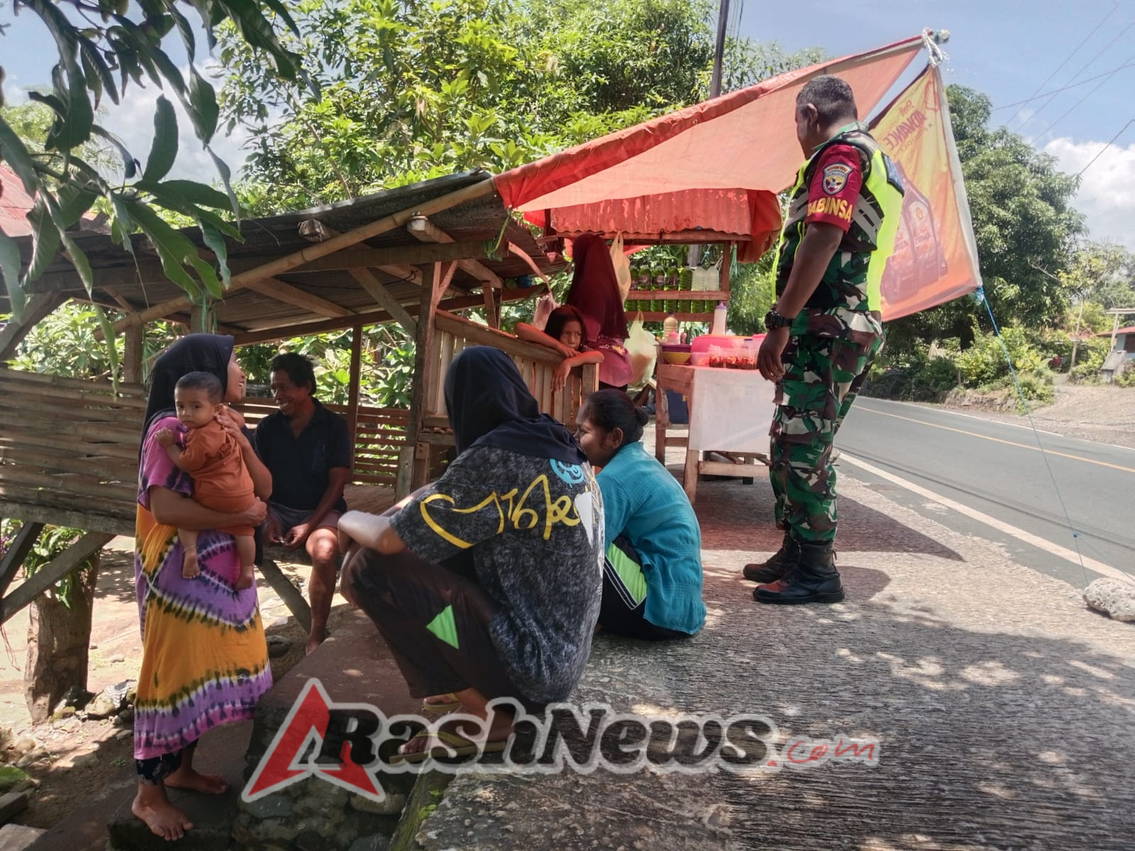 Komsos dan Pamwil TNI AD di Ende: Masyarakat Sampaikan Keluhan dan Terima Himbauan Keselamatan