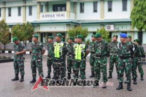 Babinsa Kupang Terima Rompi Pengamanan Malam Tahun Baru