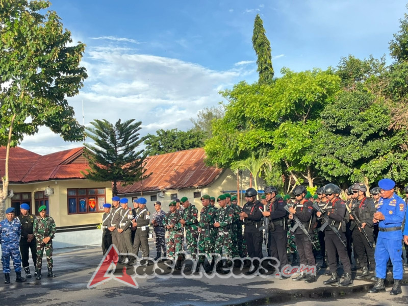 Jelang Tahun Baru 2026, TNI-Polri dan Forkopimda Gelar Apel Gabungan di Waingapu