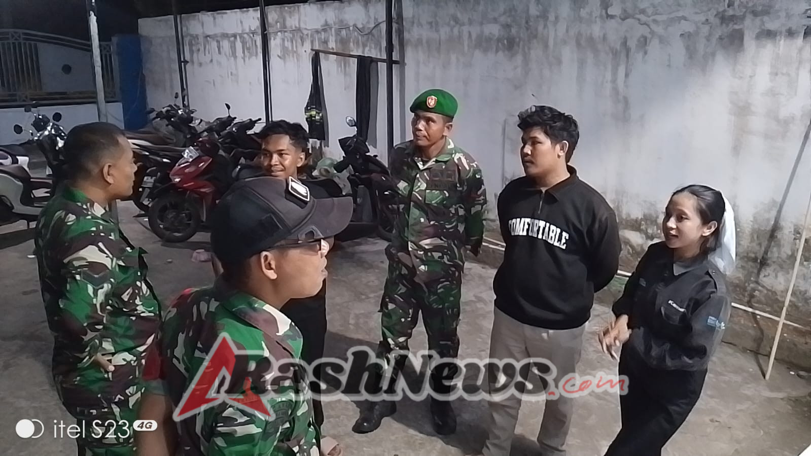 ‎Babinsa Sambelia Perkuat Keamanan Wilayah Melalui Patroli Malam