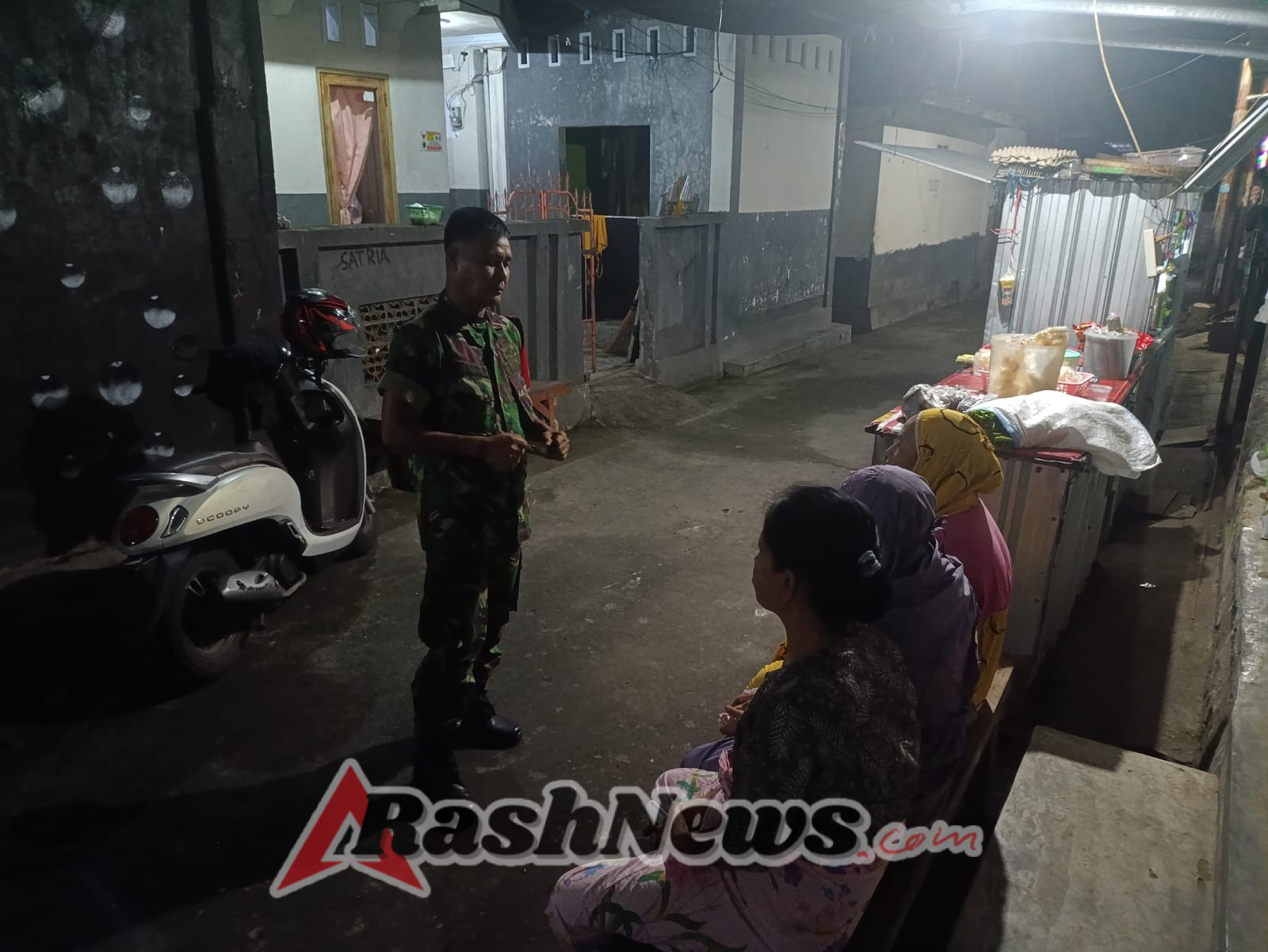 ‎Babinsa Kelurahan Suryawangi Laksanakan Patroli Bersama Warga untuk Tingkatkan Keamanan Lingkungan