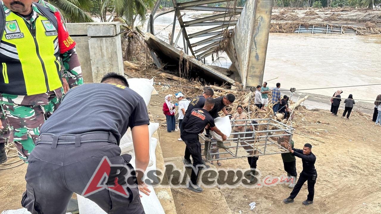 Gunakan Jembatan Sling Baja, Brimob Polda Aceh Bantu Salurkan Bantuan Logistik Untuk Masyarakat