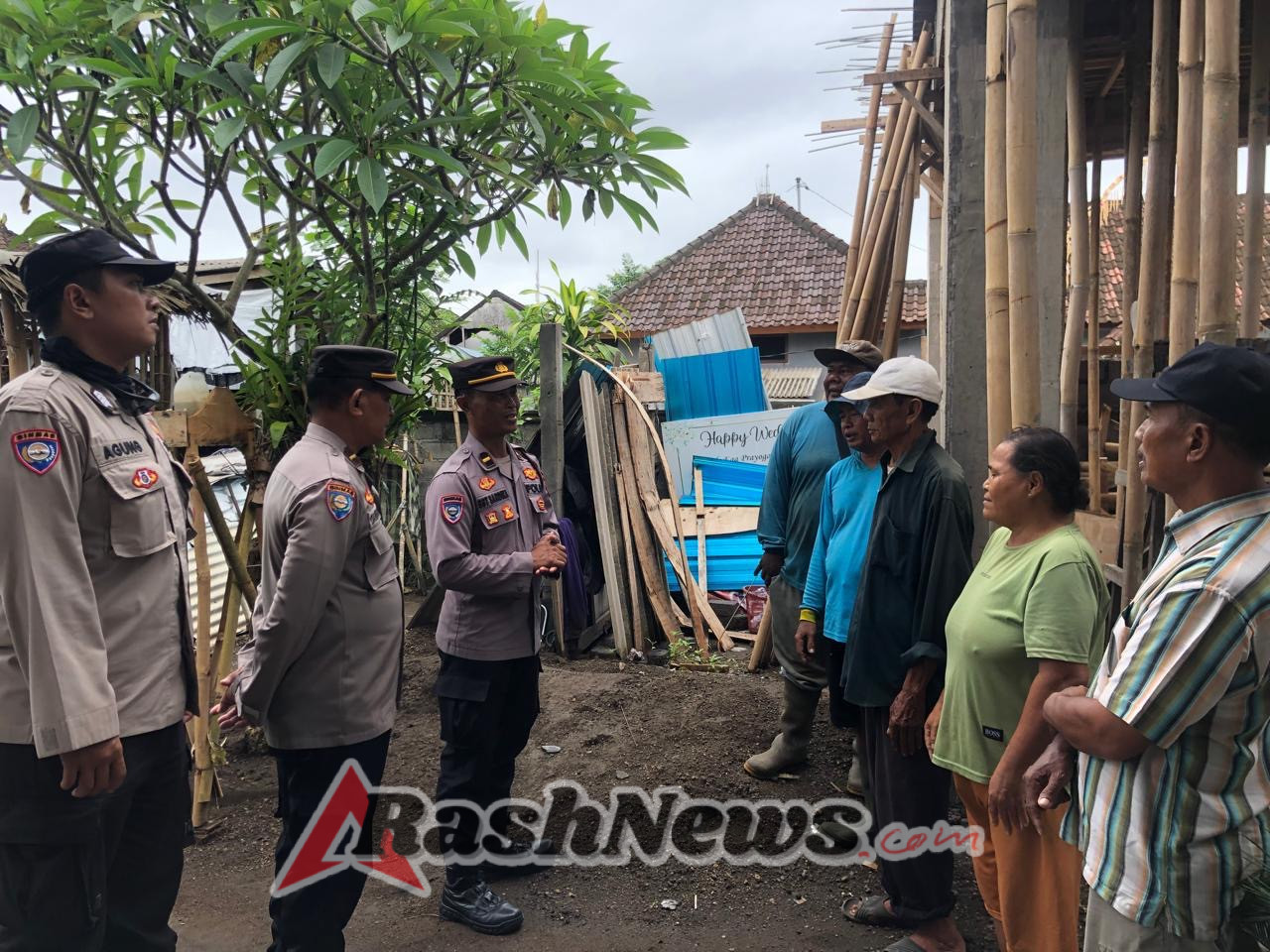 Polres Badung Dengarkan Aspirasi Buruh Bangunan Lewat Program Jumat Curhat di Desa Gulingan