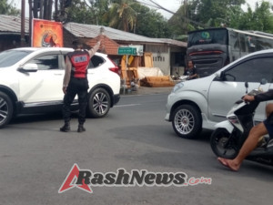Pengaturan Lalu Lintas Sore, Upaya Polsek Abiansemal Dukung Aktivitas Masyarakat