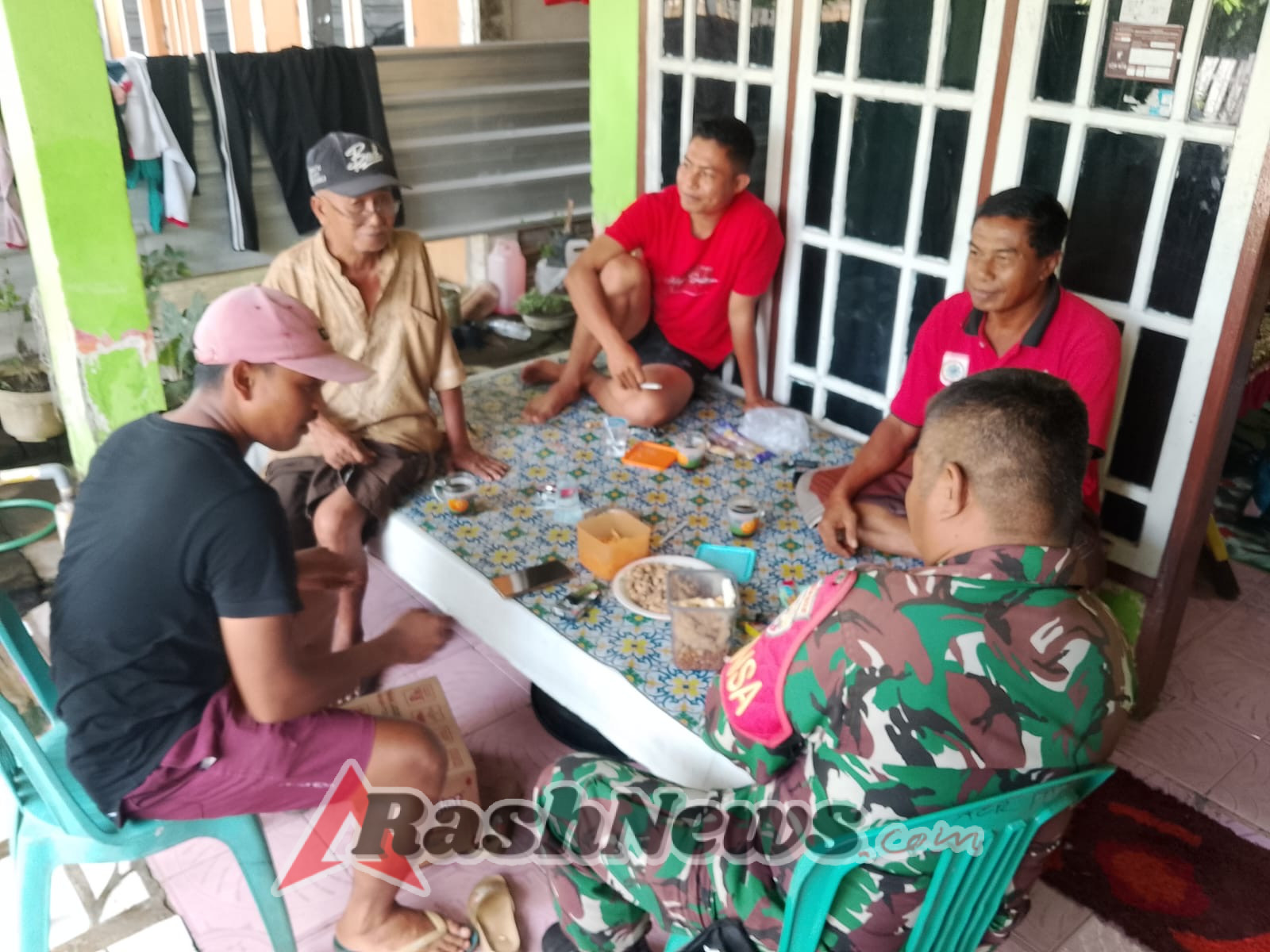 Babinsa Desa Tapir Aktif Bangun Komunikasi Sosial Bersama Warga