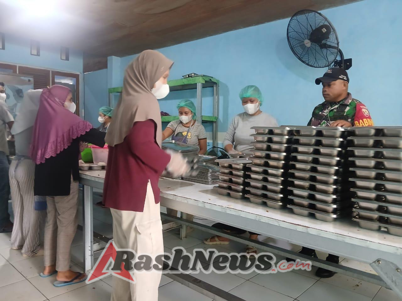 Babinsa Kawal Pendistribusian Makanan Bergizi di Sekolah dan Posyandu Kalabahi Timur