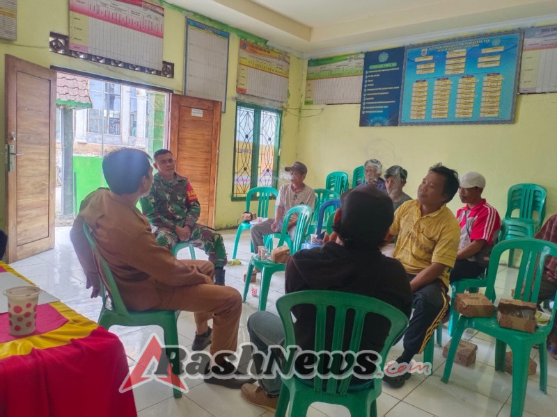 Babinsa Koramil 1628-04/Poto Tano Pantau Situasi Keamanan Desa Mantar