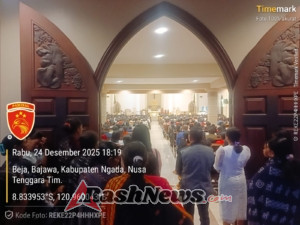 Babinsa Bajawa Hadir Jaga Keamanan Ibadah Natal Bertema Keluarga Ramah Anak