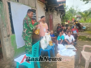 Pererat Kemanunggalan TNI–Rakyat, Babinsa Wolowaru Awasi Penyaluran BCRP di Nuamuri
