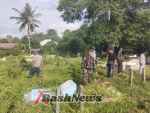 Babinsa Dompu Hadir di Tengah Warga, Kerja Bakti Bersihkan TPU Karijawa Selatan
