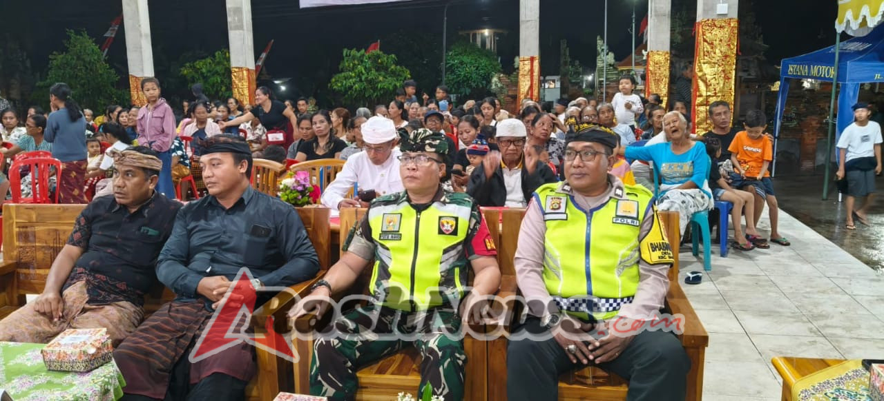 Bhabinkamtibmas Desa Tihingan Hadiri Malam Pergelaran Seni Harmonisasi Menuju Tahun 2026.