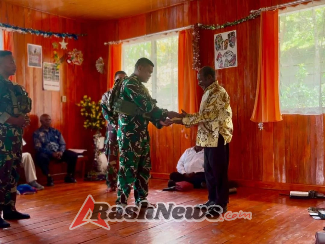 Satgas  Yonif 743/PSY Semai Kedamaian Lewat Ibadah Bersama Jemaat Gereja Imanuel