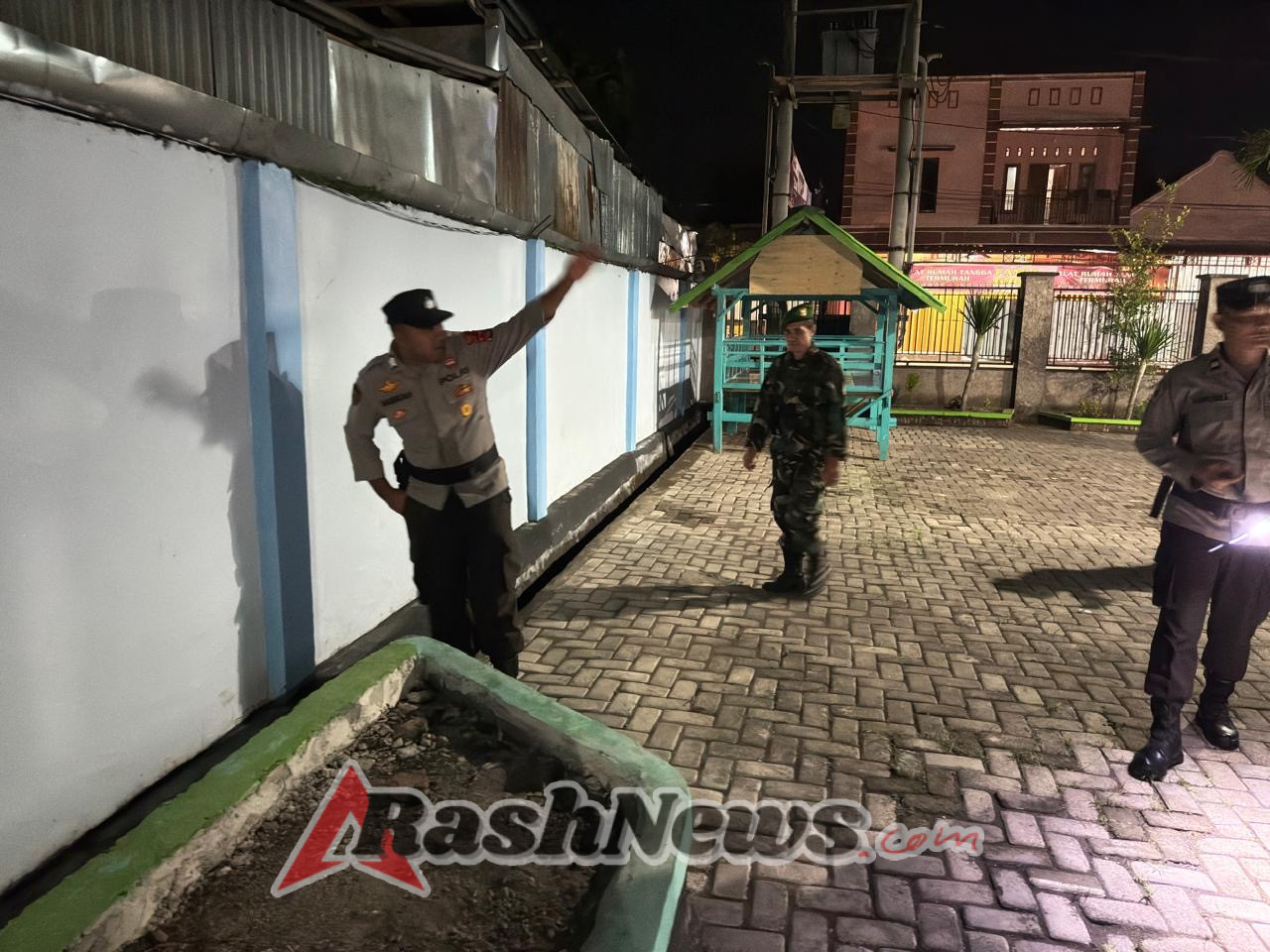 Personel TNI Kodim 1614/Dompu Siaga Amankan Pelayanan Ibadah Natal dan Tahun Baru