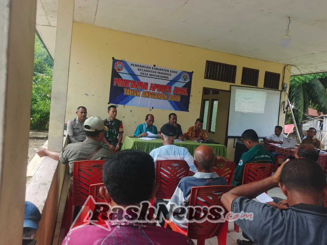 Babinsa Kodim 1602/Ende Laksanakan Pamwil dan Komsos Saat Rapat APBDes Desa Watukamba