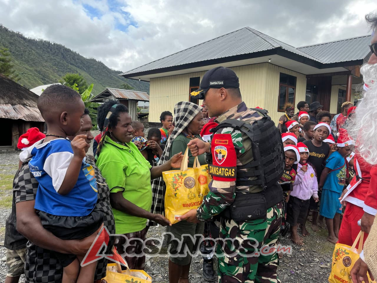 Santa Claus Beraksi di Papua, Mobil Natal Satgas 743 Bawa Berkat Natal Untuk Masyarakat  Sambut Natal 2025