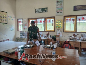 Serka Bustanuddin Pastikan Penyaluran Makanan Bergizi Tepat Waktu di SDN 7 Taliwang