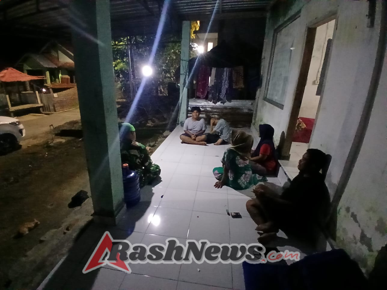 Jaga Stabilitas Kamtibmas, Koramil Sekongkang Lakukan Patroli Malam di Titik Rawan