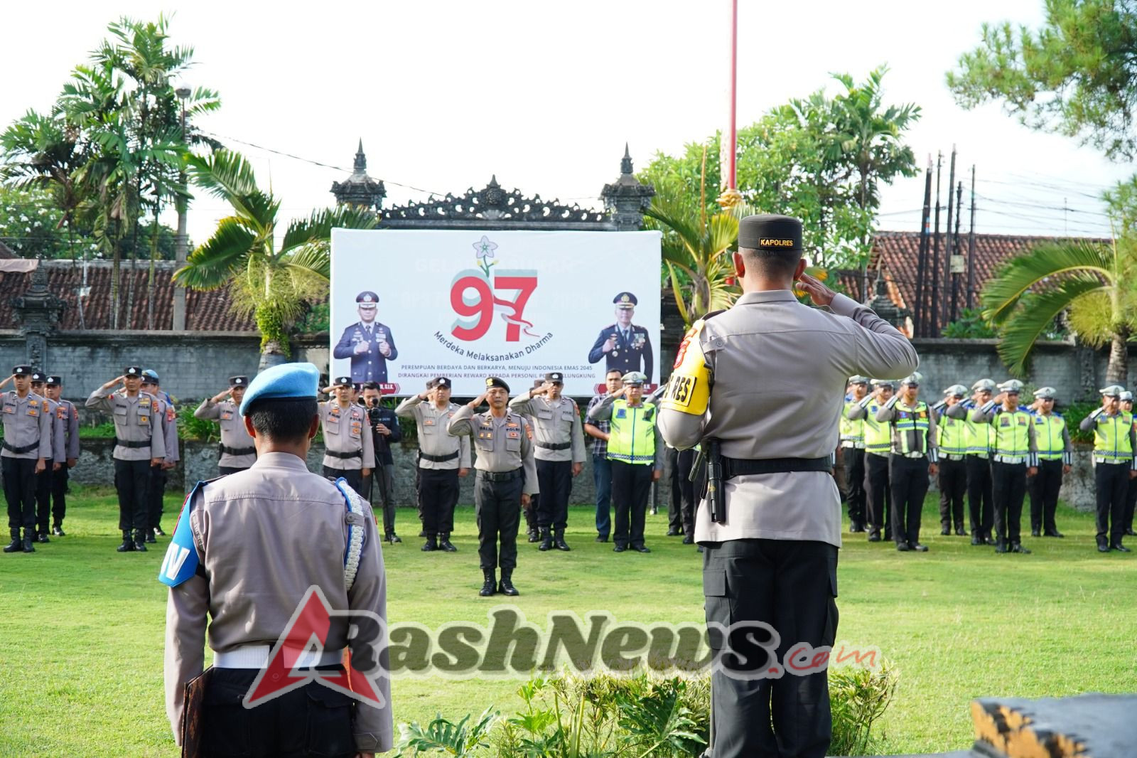 Kapolres Klungkung Berikan Penghargaan kepada Personel Berprestasi.
