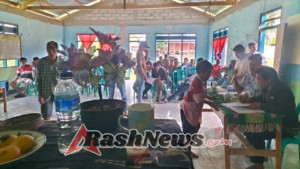 Dukung Program Pemerintah Desa, Babinsa Hadiri Pembagian BLT di Prahambuli