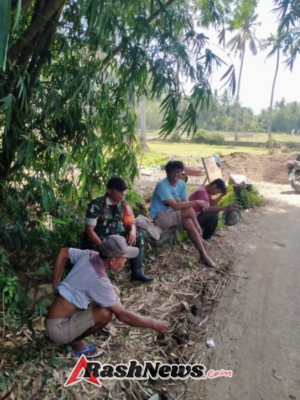 Babinsa Dampingi Warga Persiapkan Musim Tanam Padi Melalui Monitoring Irigasi